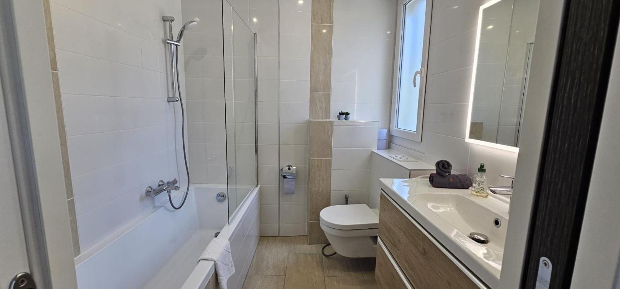 Chambre Parentale , Salle De Bain Privee, Acces Plages & Vue Mer Du Salon Dans Appartement Partage Chez L'Habitant ,, Master Bedroom, Private Bathroom, Beach Access & Sea View Cannes Extérieur photo