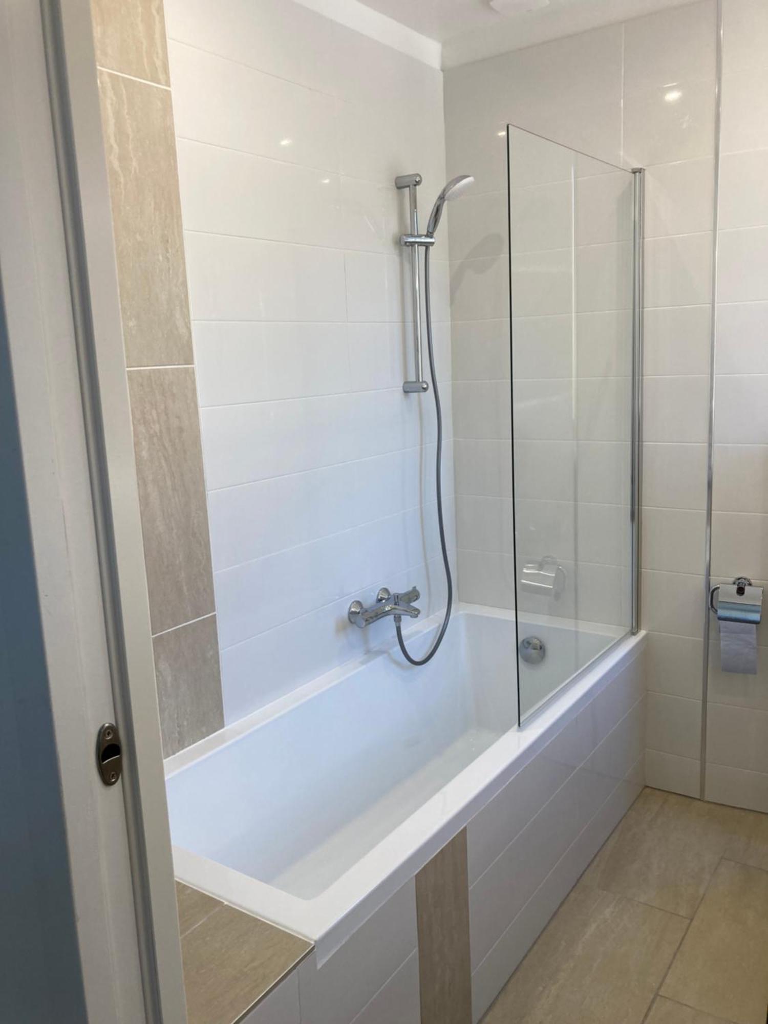 Chambre Parentale , Salle De Bain Privee, Acces Plages & Vue Mer Du Salon Dans Appartement Partage Chez L'Habitant ,, Master Bedroom, Private Bathroom, Beach Access & Sea View Cannes Extérieur photo