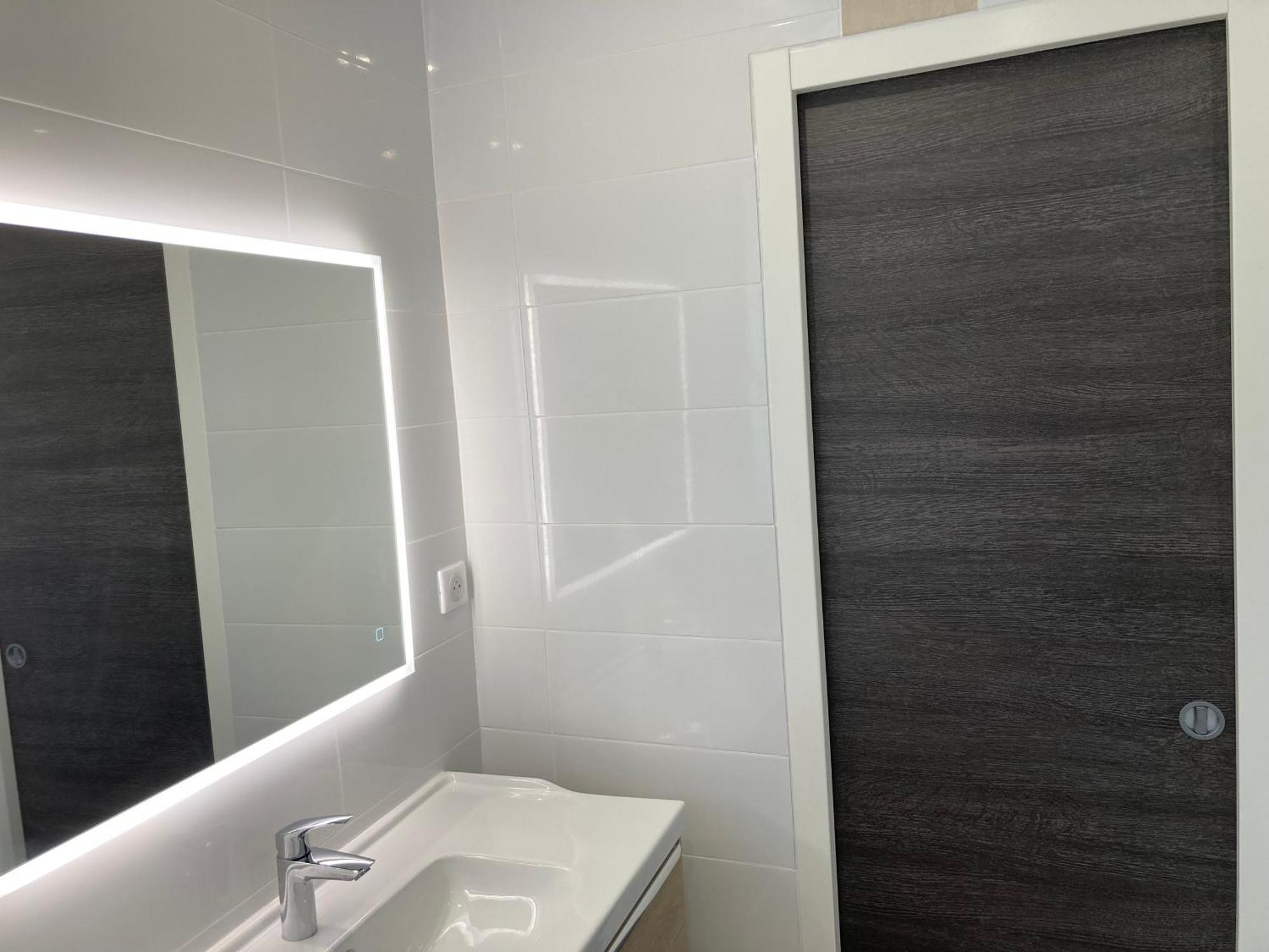 Chambre Parentale , Salle De Bain Privee, Acces Plages & Vue Mer Du Salon Dans Appartement Partage Chez L'Habitant ,, Master Bedroom, Private Bathroom, Beach Access & Sea View Cannes Extérieur photo